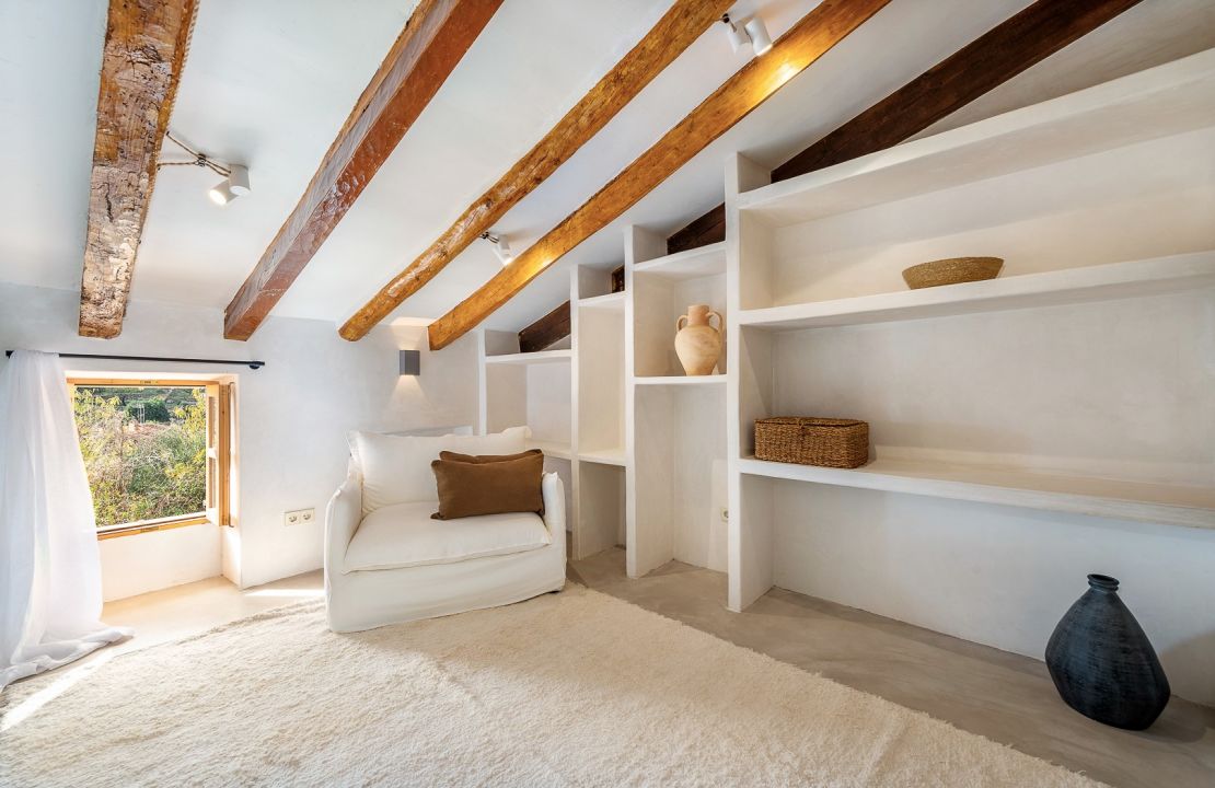 Beautifully restored townhouse with pool in Caimari