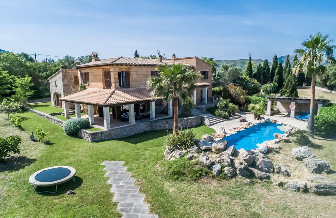 Finca in Mallorca Alcudia mit Lizenz zur Ferienvermietung, Pool und Tennisplatz zu verkaufen