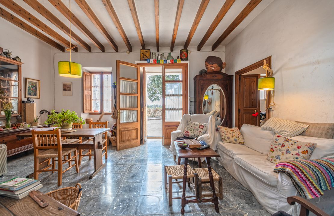 Traditional townhouse in Llubi Mallorca with a great garden and many possibilities