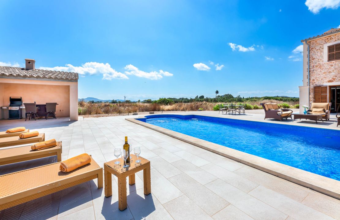 Country house in Pollensa Mallorca with pool and garage for sale