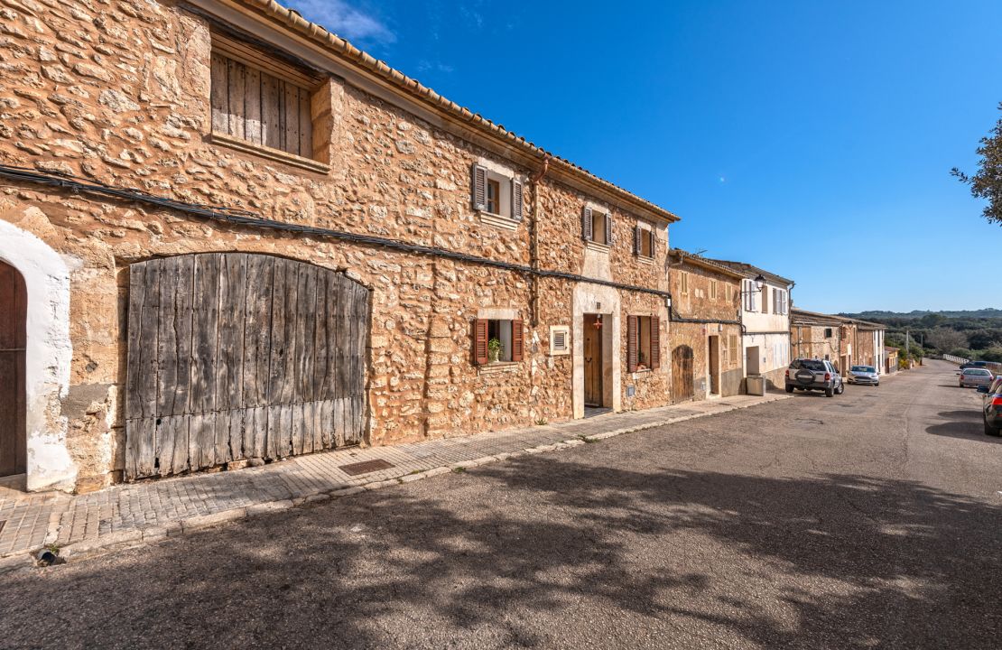 Traditional townhouse in Llubi Mallorca with a great garden and many possibilities