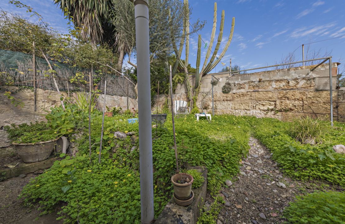 Traditional townhouse in Llubi Mallorca with a great garden and many possibilities