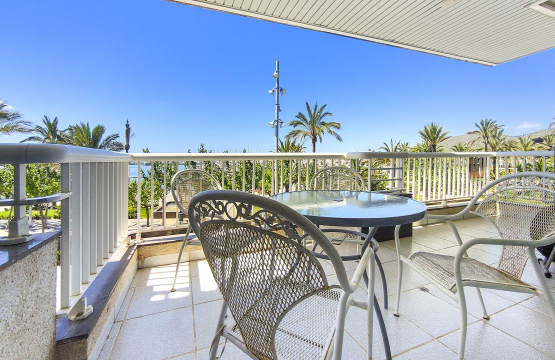 Apartamento en venta en primera linea en el paseo marítimo de Alcudia Mallorca