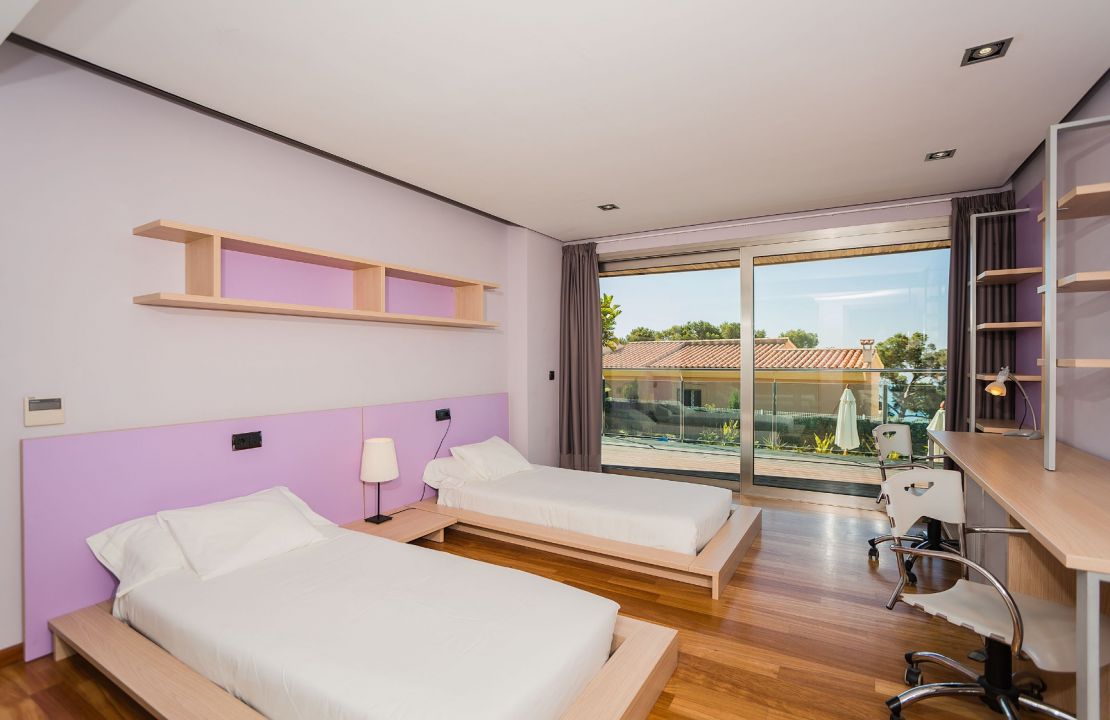 Luxus-Villa mit fantastischem Meerblick und Lizenz zur Ferienvermietung in Alcanada, Alcudia, Mallorca zu verkaufen