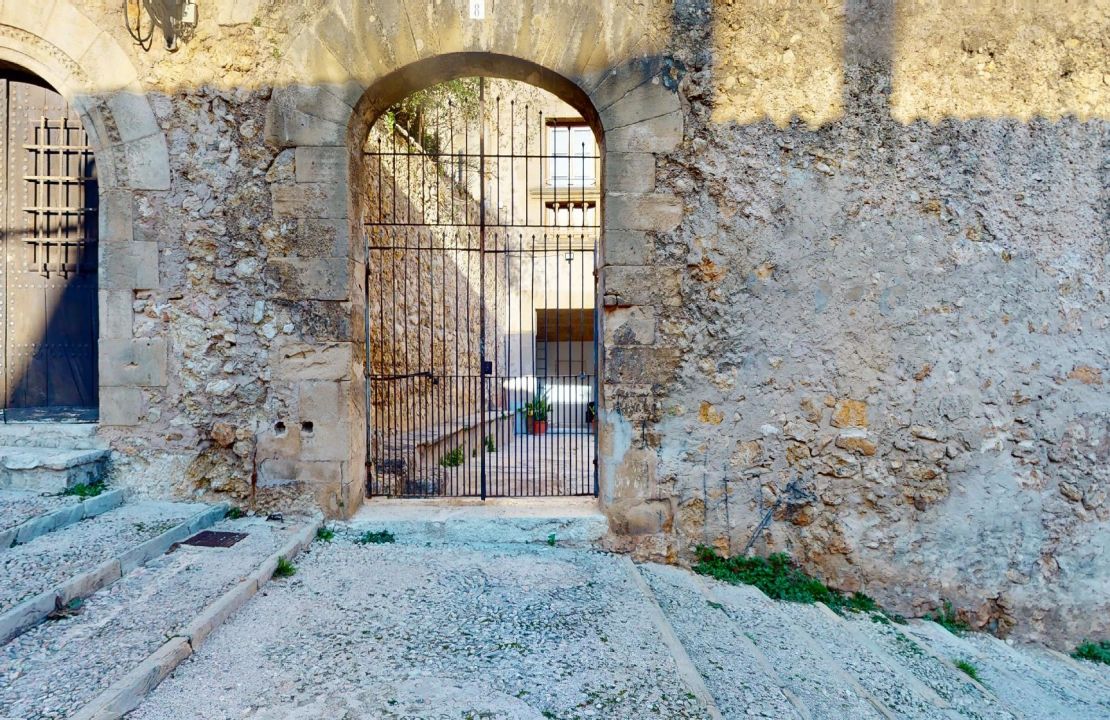 Casa mallorquina para renovar situada en las escaleras del Calvari de Pollensa en venta