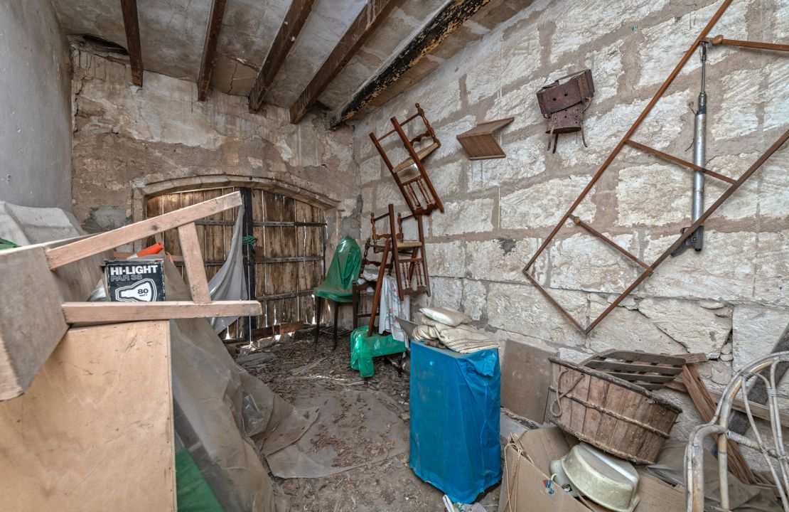 Traditional townhouse in Llubi Mallorca with a great garden and many possibilities