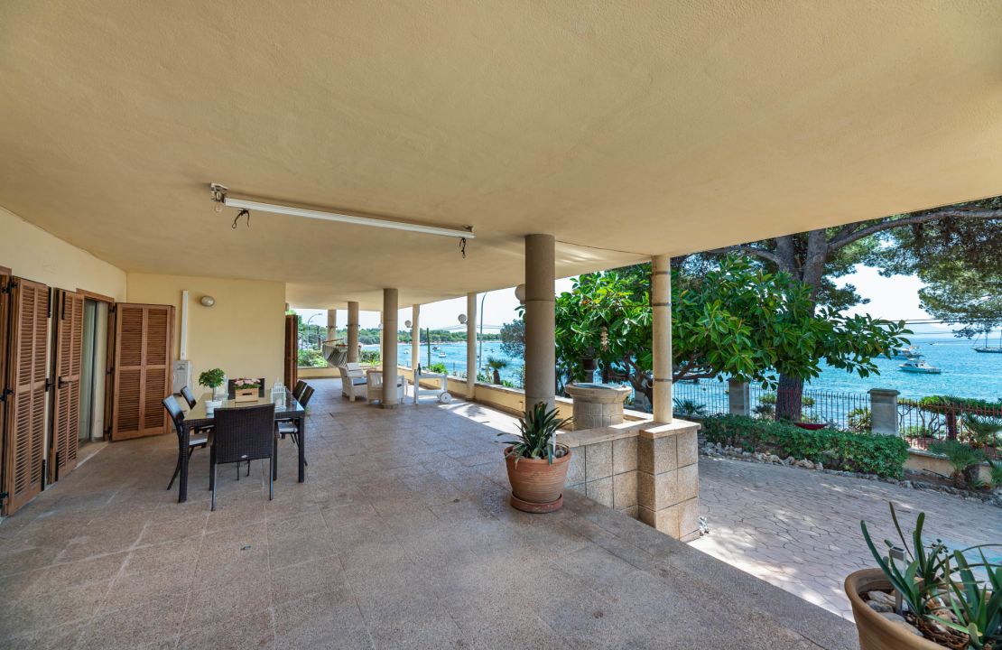Front-line apartment in Alcanada Alcudia Mallorca for sale