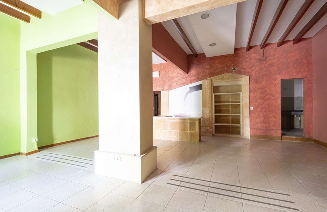 Geschäftslokal und einer Wohnung zu verkaufen in Puerto Pollensa Mallorca