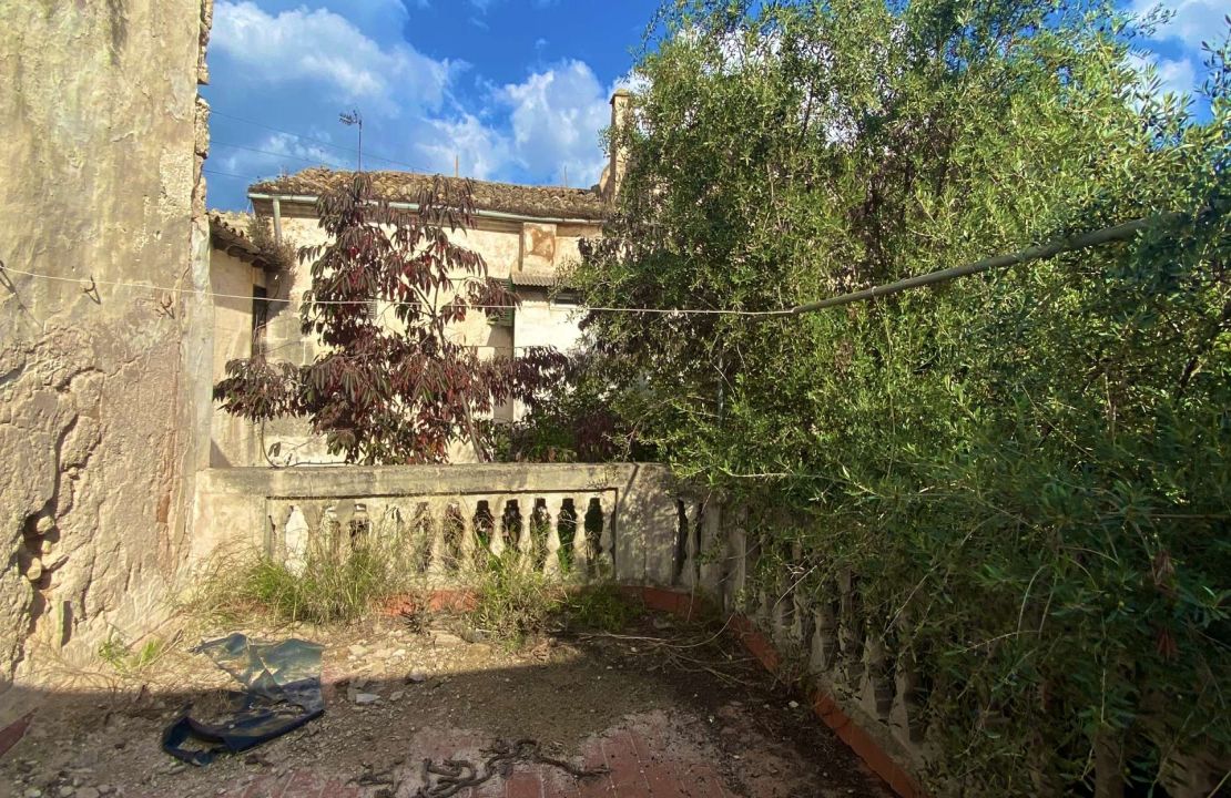 Oportunidad de inversión - Casa señorial en el centro histórico de Sa Pobla en venta con un edificio comercial, un adosado y dos apartamentos