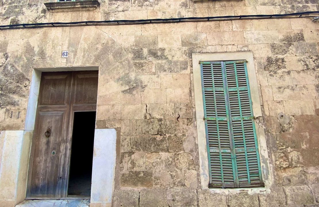 Oportunidad de inversión - Casa señorial en el centro histórico de Sa Pobla en venta con un edificio comercial, un adosado y dos apartamentos