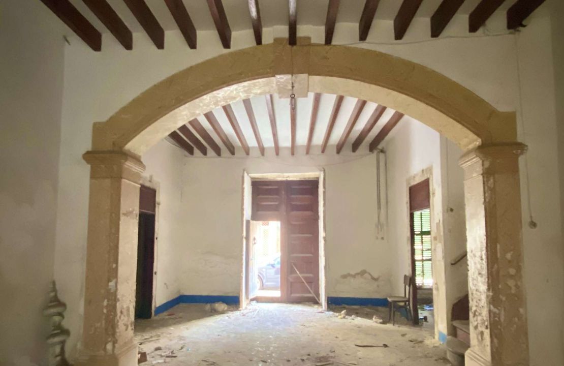 Oportunidad de inversión - Casa señorial en el centro histórico de Sa Pobla en venta con un edificio comercial, un adosado y dos apartamentos