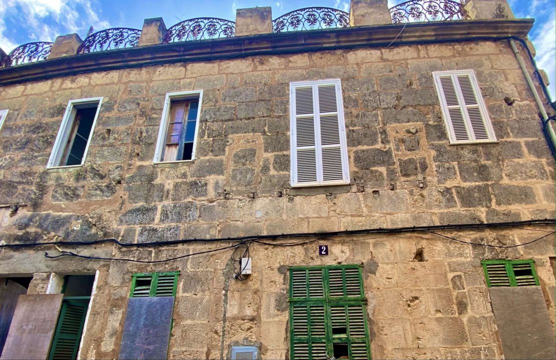 Oportunidad de inversión - Casa señorial en el centro histórico de Sa Pobla en venta con un edificio comercial, un adosado y dos apartamentos