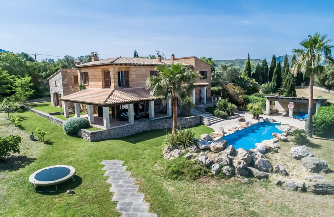 Finca in Mallorca Alcudia mit Lizenz zur Ferienvermietung, Pool und Tennisplatz zu verkaufen