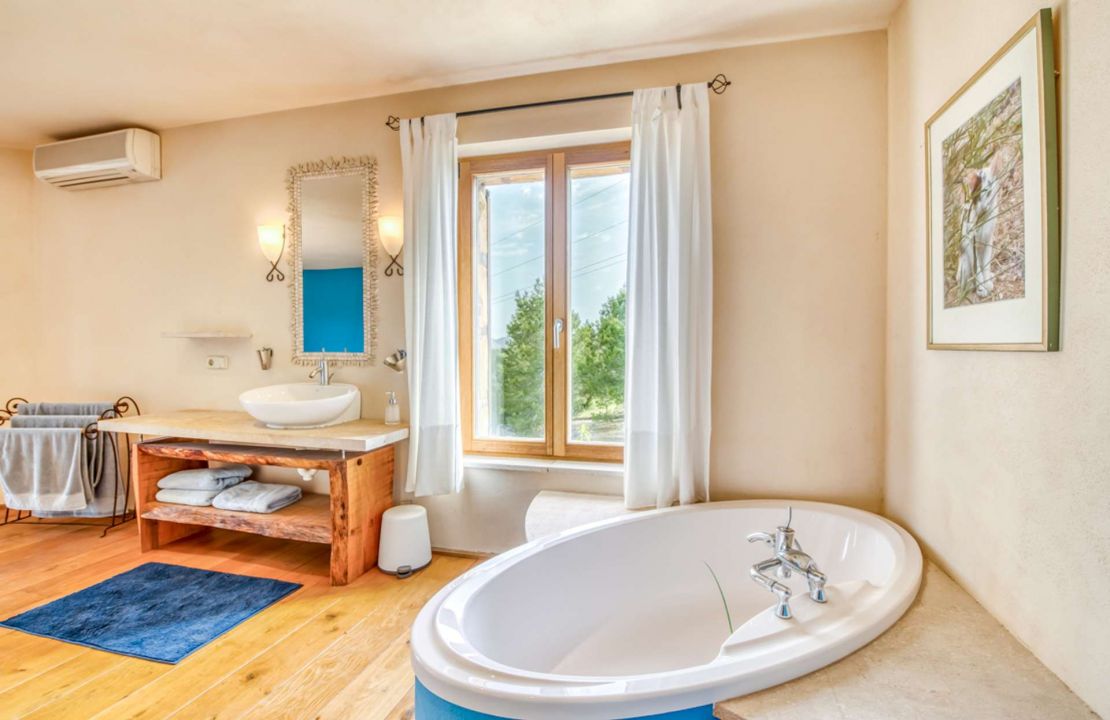 Finca in Mallorca Alcudia mit Lizenz zur Ferienvermietung, Pool und Tennisplatz zu verkaufen