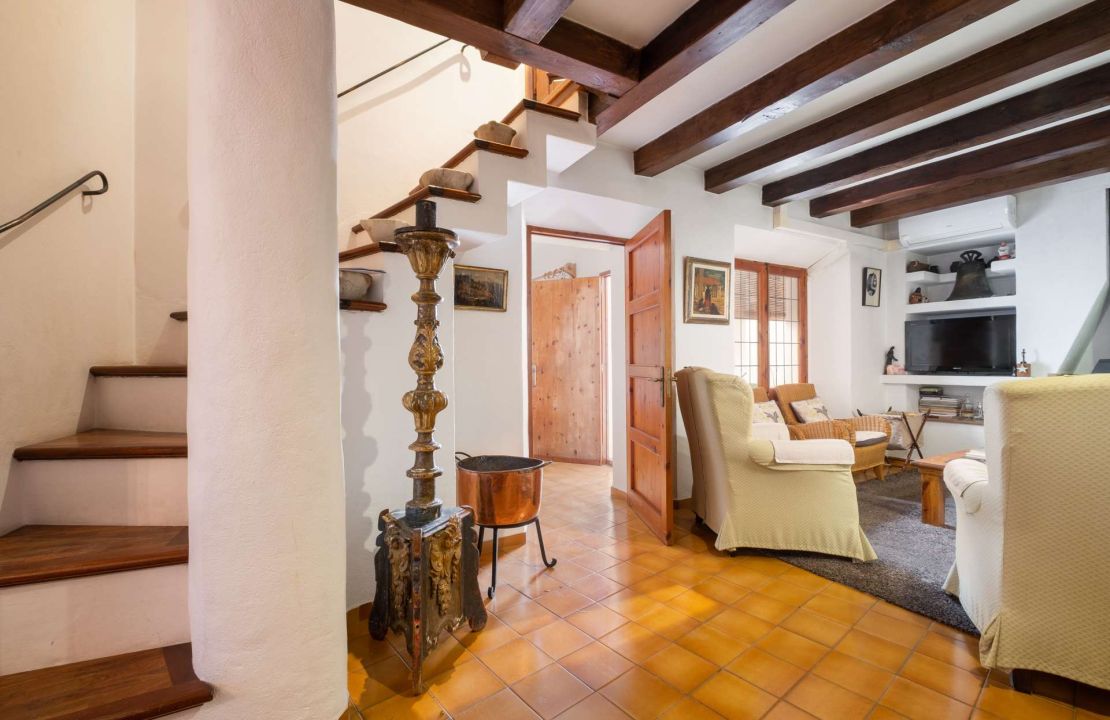 Impressive townhouse in Mallorca Pollensa with views for sale