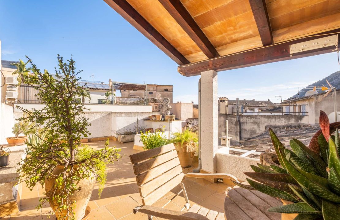 Impressive townhouse in Mallorca Pollensa with views for sale