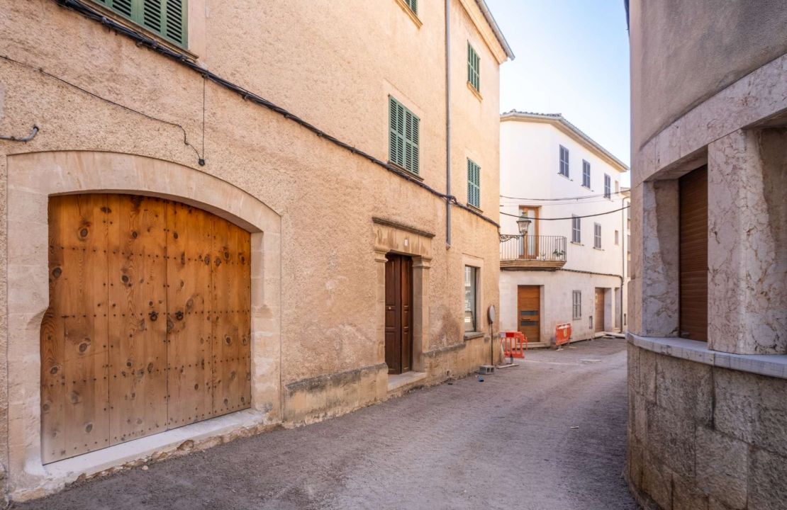Impressive townhouse in Mallorca Pollensa with views for sale