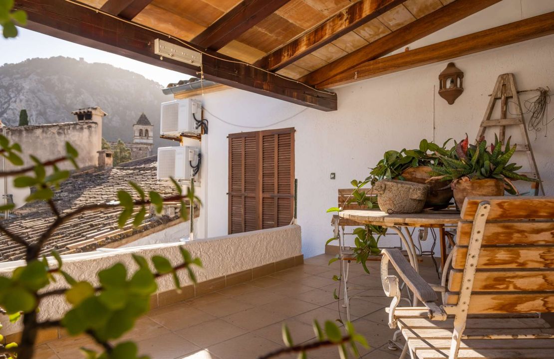 Impressive townhouse in Mallorca Pollensa with views for sale