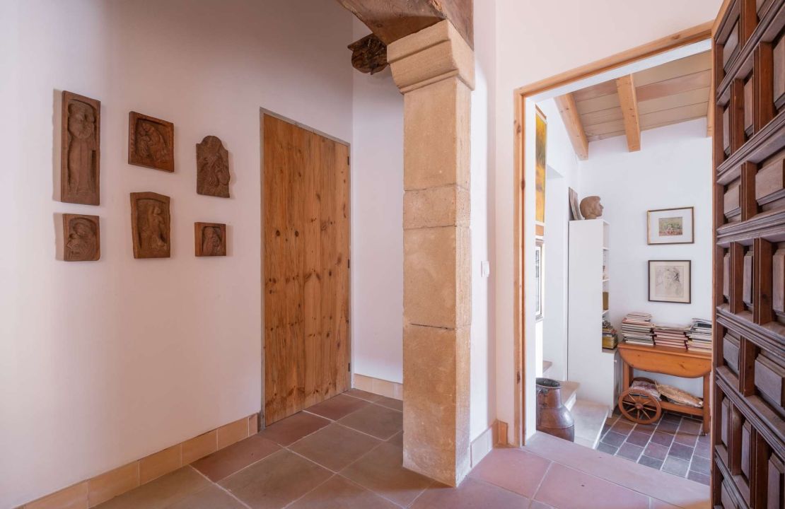 Impressive townhouse in Mallorca Pollensa with views for sale