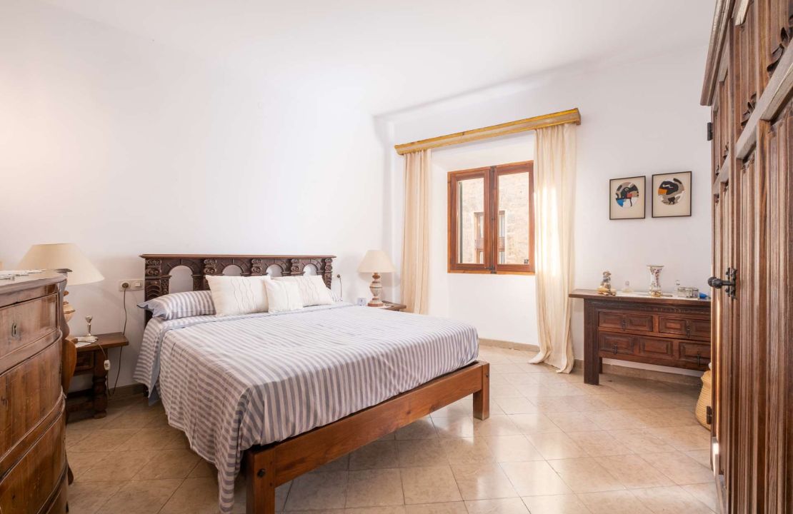 Impressive townhouse in Mallorca Pollensa with views for sale