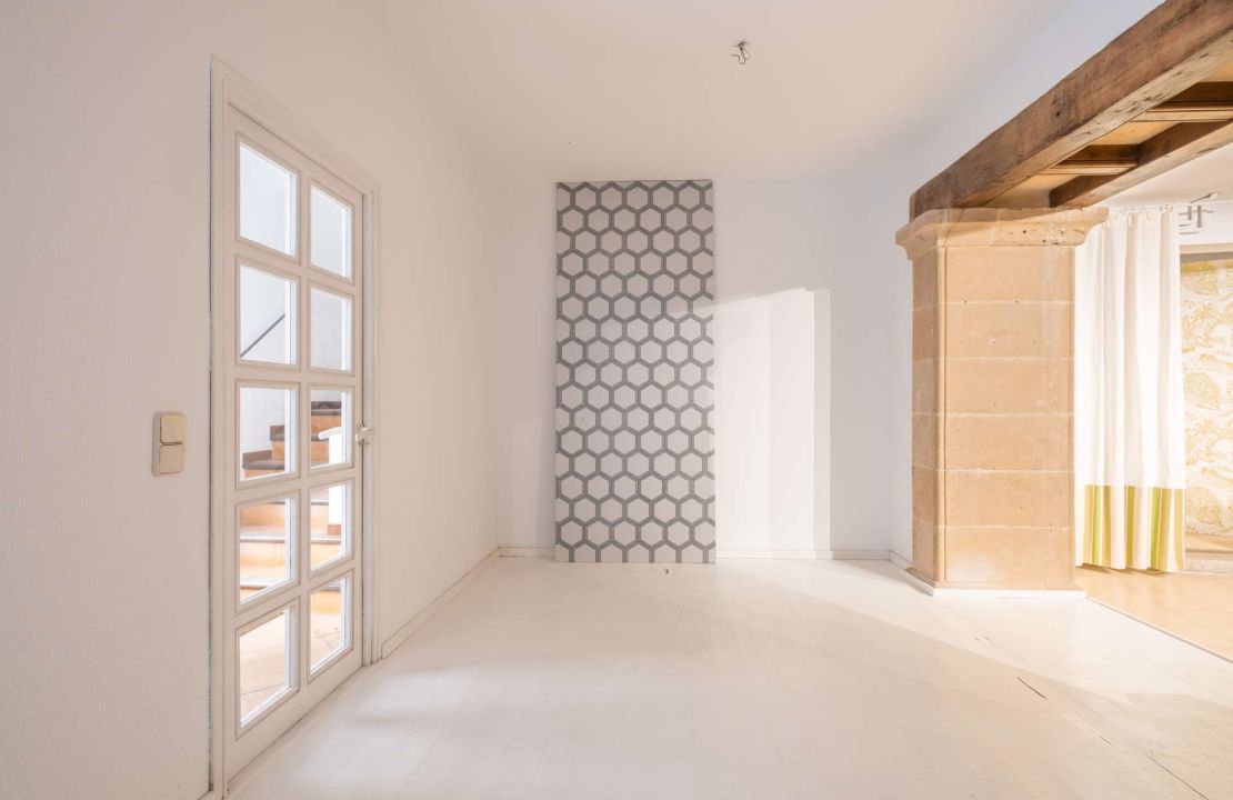 Impressive townhouse in Mallorca Pollensa with views for sale