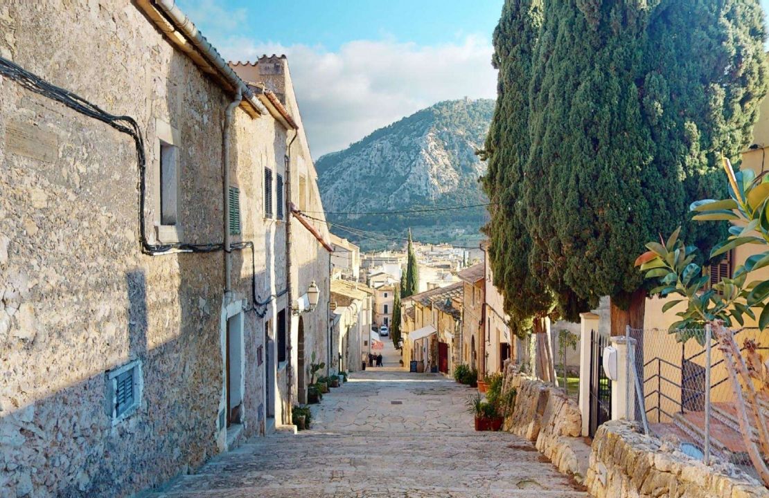 Traditionelles Stadthaus Pollensa im neuen, komplett renovierten Stil mit Pool und Patio zu verkaufen