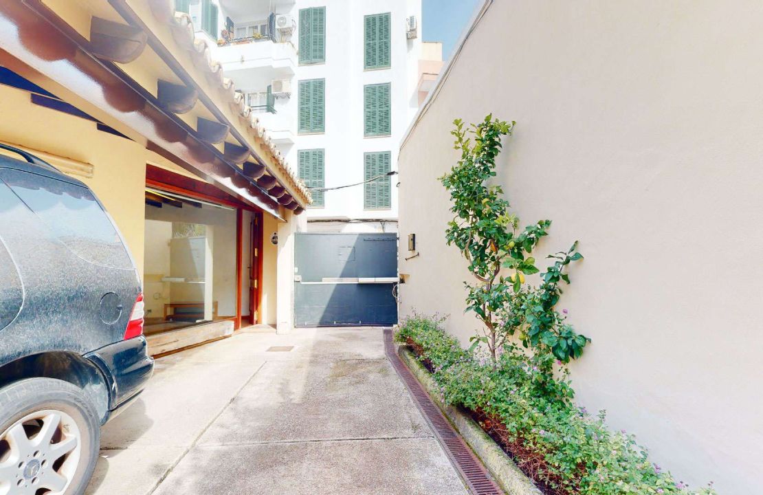 Townhouse in Puerto Pollensa with covered private parking space for sale.