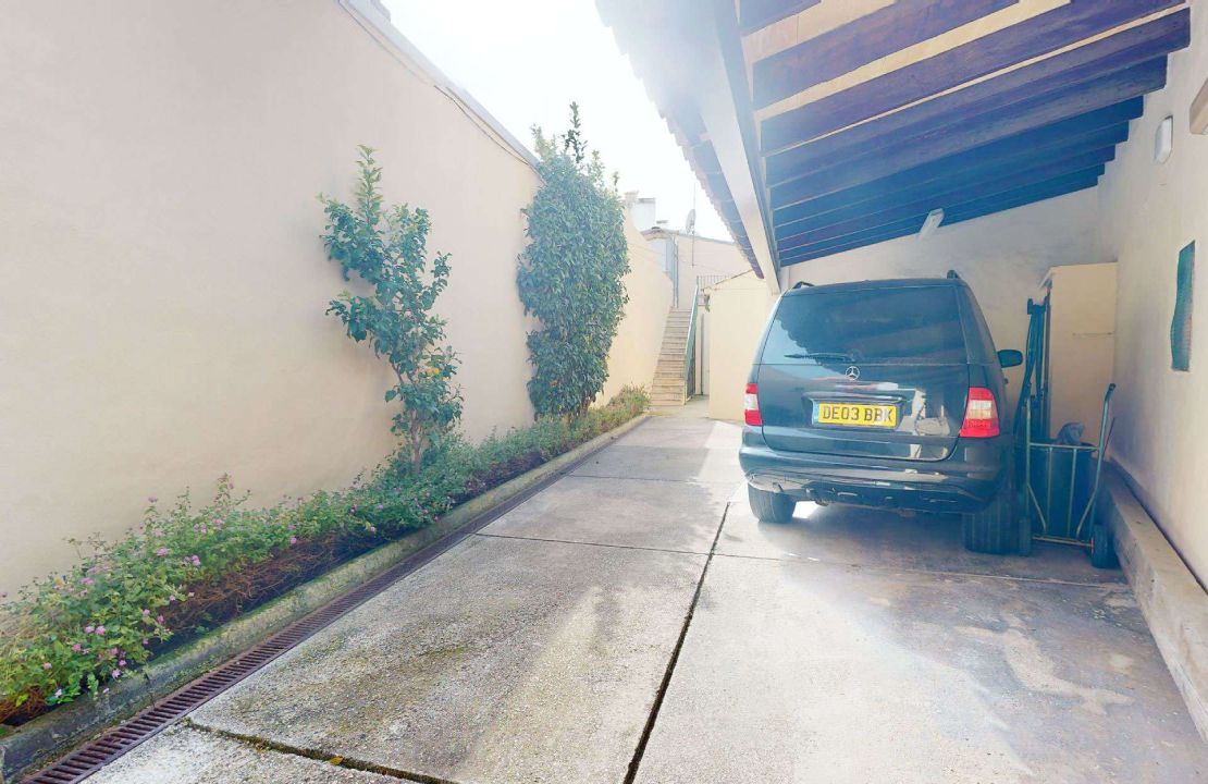 Townhouse in Puerto Pollensa with covered private parking space for sale.