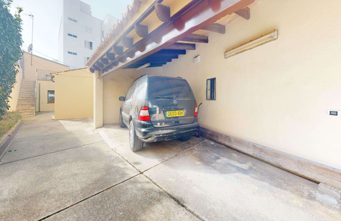 Townhouse in Puerto Pollensa with covered private parking space for sale.