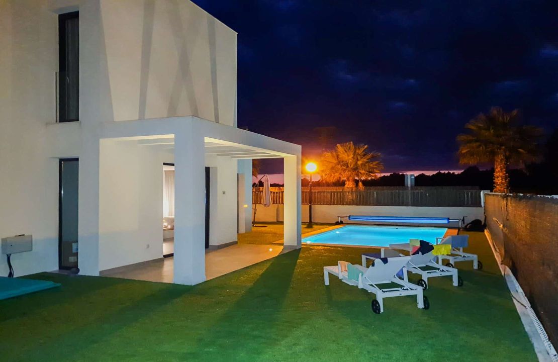 Moderna Villa en Venta en Can Picafort, Mallorca con Piscina y Aparcamiento