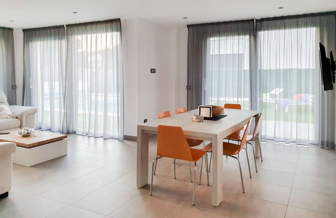 Moderna Villa en Venta en Can Picafort, Mallorca con Piscina y Aparcamiento