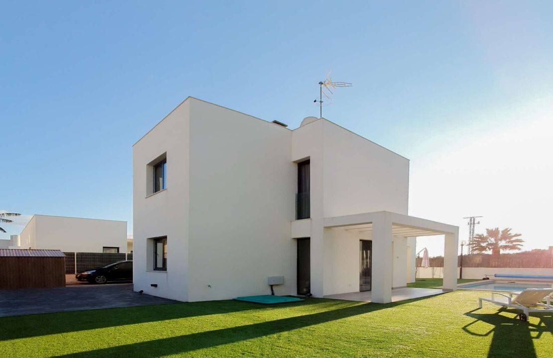 Moderna Villa en Venta en Can Picafort, Mallorca con Piscina y Aparcamiento