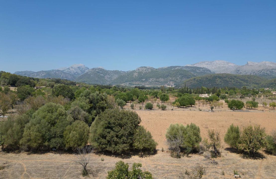Terreno edificable en el campo de Campanet en venta con licencia en vigor para empezar el proyecto