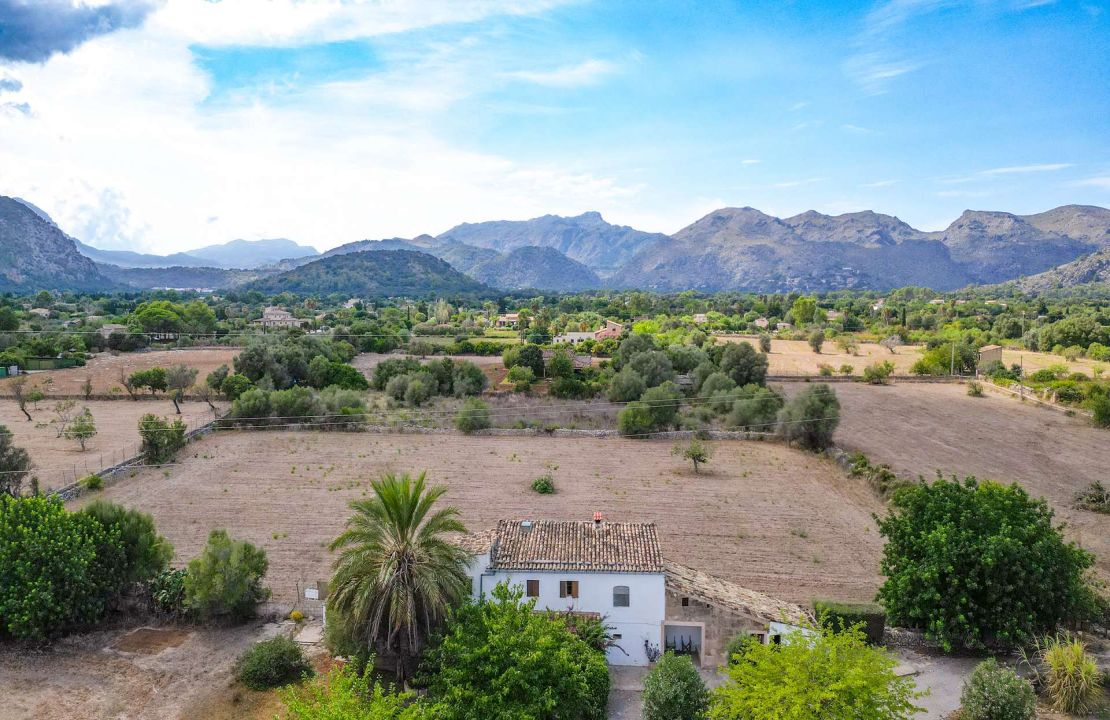 Country house with holiday rental license in Puerto Pollensa Mallorca with project to build a new house with pool