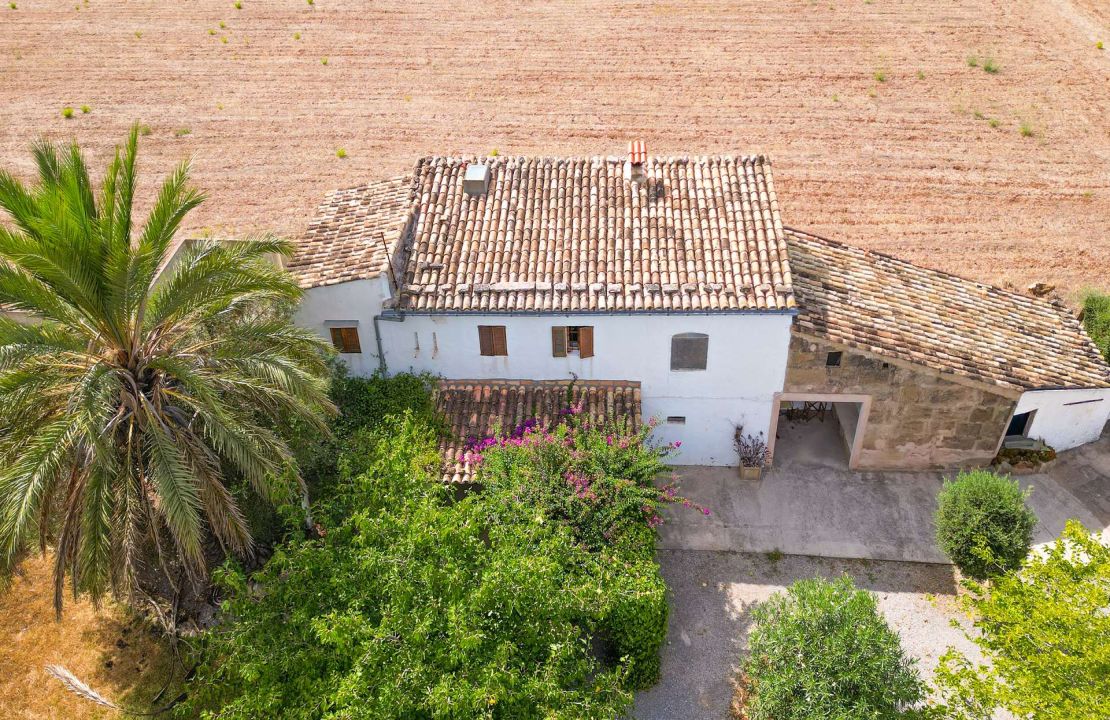 Country house with holiday rental license in Puerto Pollensa Mallorca with project to build a new house with pool