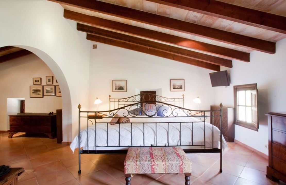 Fantastisches Haus in Cala San Vincente mit drei Gästehäusern, zwei Pools und Tennisplatz