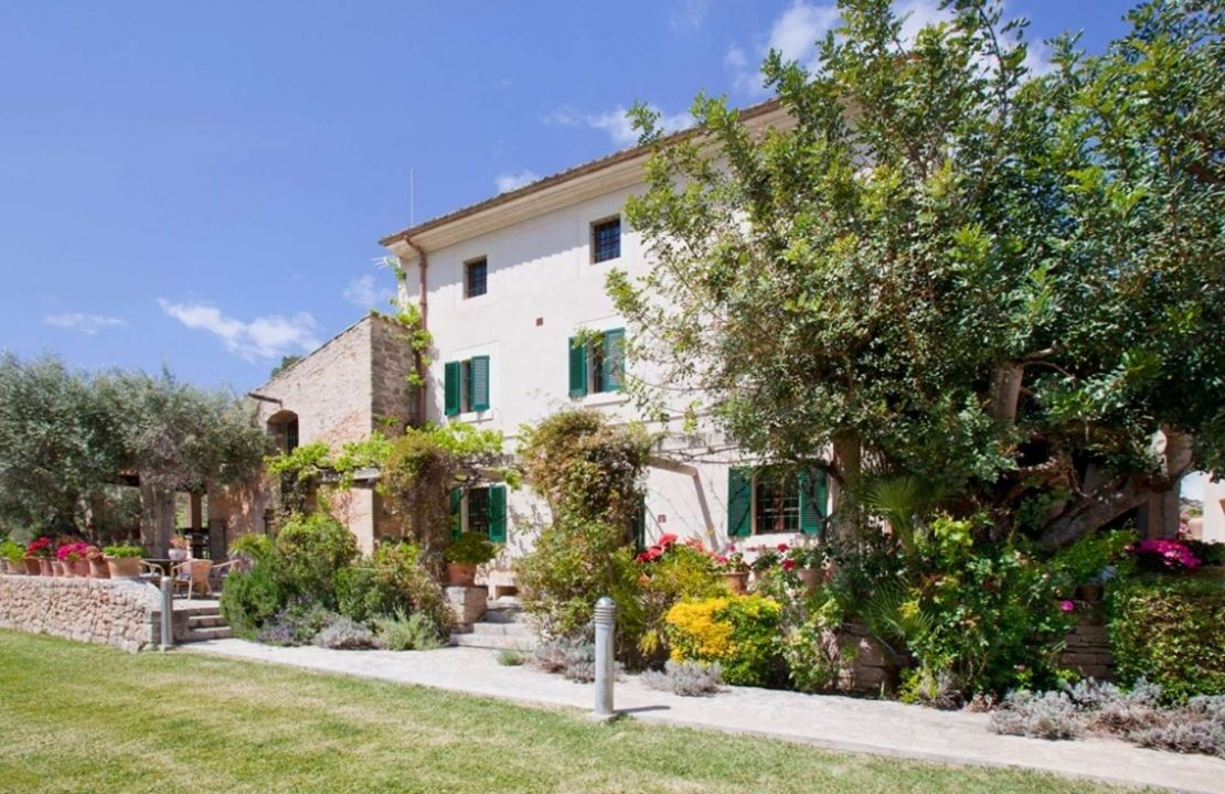 Fantastisches Haus in Cala San Vincente mit drei Gästehäusern, zwei Pools und Tennisplatz