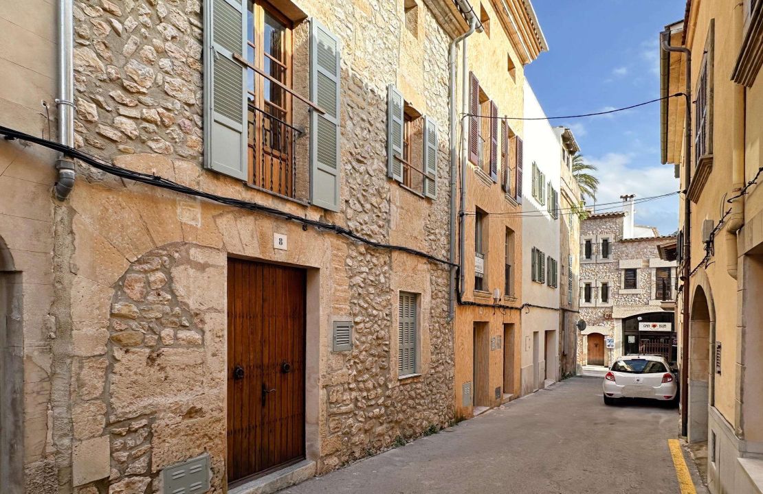 Townhouse with Holiday Rental License in the Heart of Pollensa for Sale