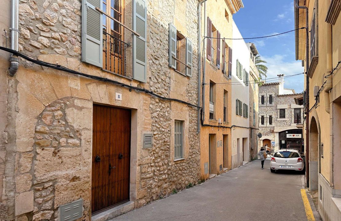 Townhouse with Holiday Rental License in the Heart of Pollensa for Sale