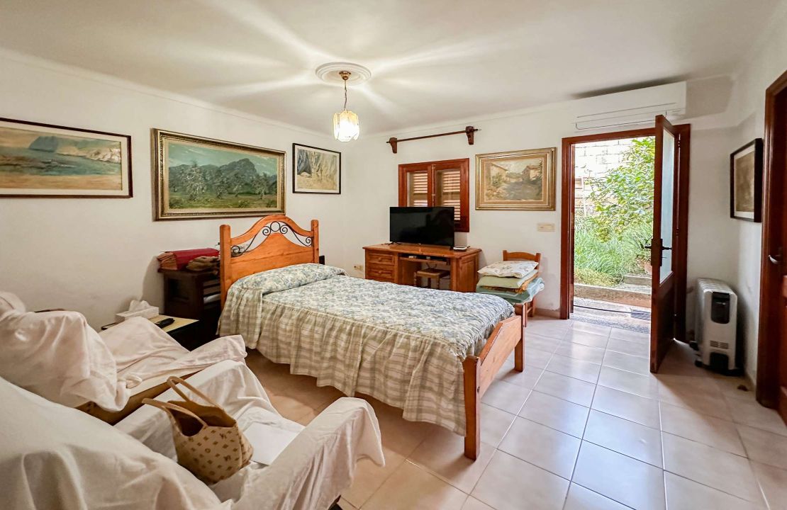 Adosado de 3 dormitorios en Pollensa, Mallorca con patio y dos terrazas en venta