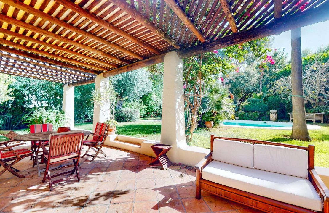 Dream villa in Bonaire Alcudia with pool, garage and partial sea views for sale with optional plots