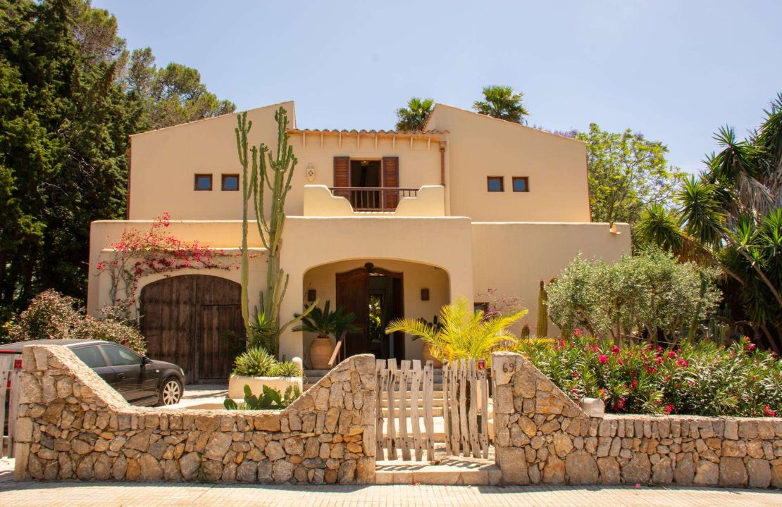 Dream villa in Bonaire Alcudia with pool, garage and partial sea views for sale with optional plots