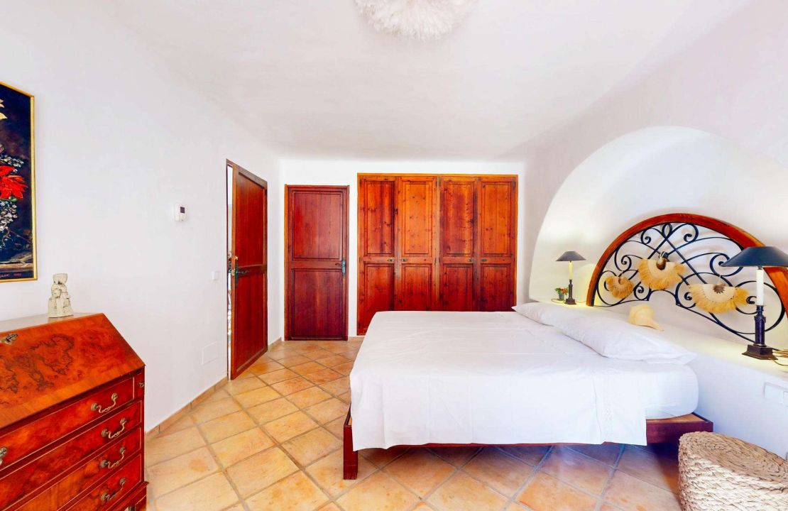 Dream villa in Bonaire Alcudia with pool, garage and partial sea views for sale with optional plots