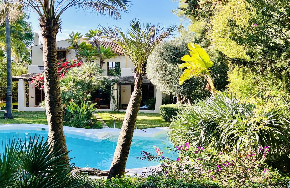 Villa exclusiva en Bonaire – gran piscina, jardín tropical, vistas parciales al mar y parcela adicional edificable