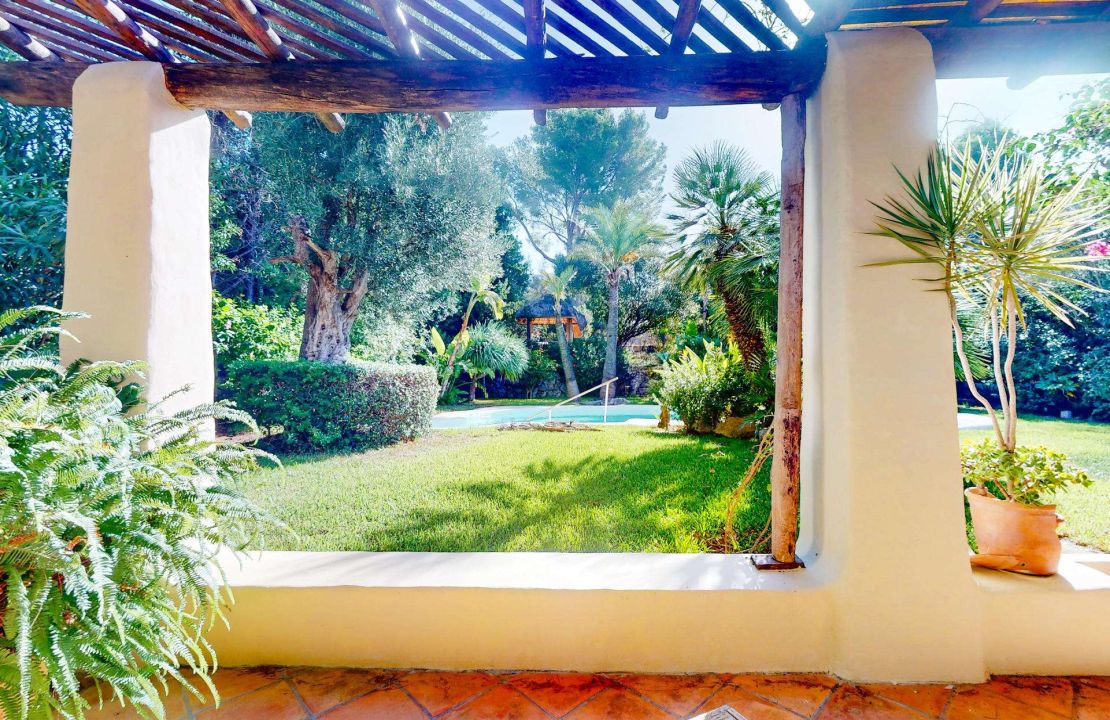 Dream villa in Bonaire Alcudia with pool, garage and partial sea views for sale with optional plots