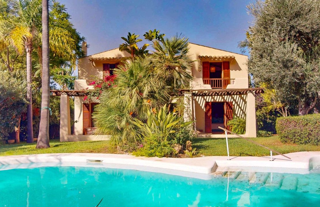 Dream villa in Bonaire Alcudia with pool, garage and partial sea views for sale with optional plots