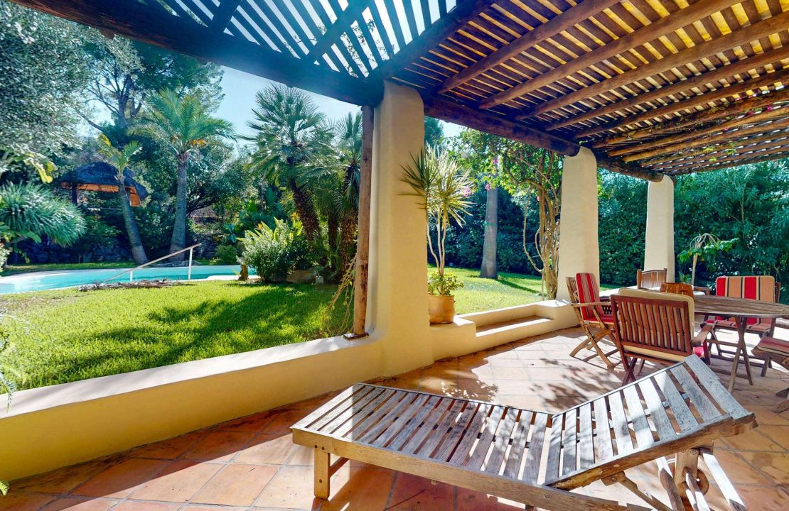 Dream villa in Bonaire Alcudia with pool, garage and partial sea views for sale with optional plots
