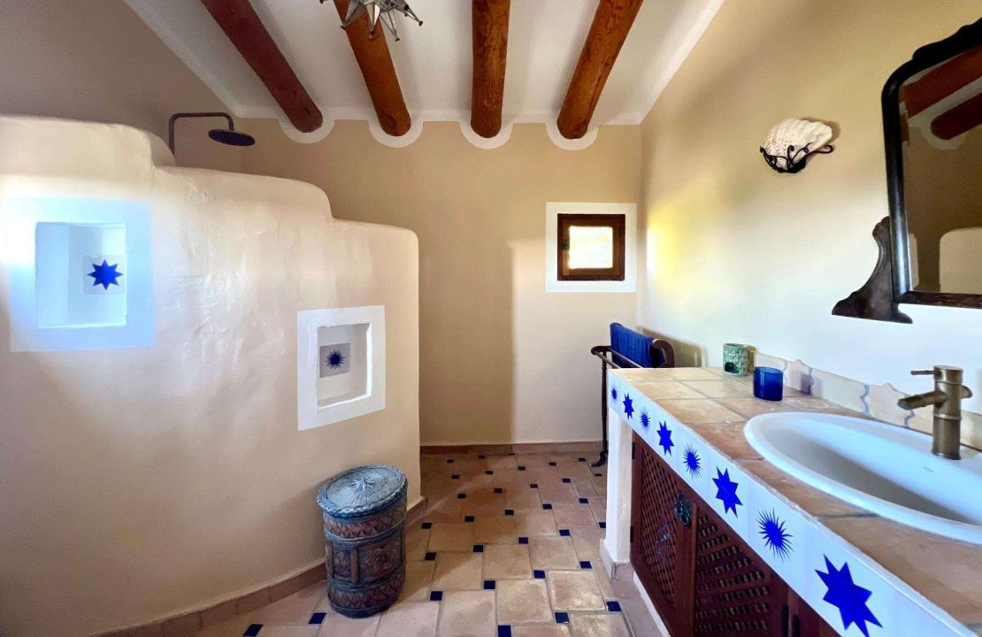Villa exclusiva en Bonaire – gran piscina, jardín tropical, vistas parciales al mar y parcela adicional edificable
