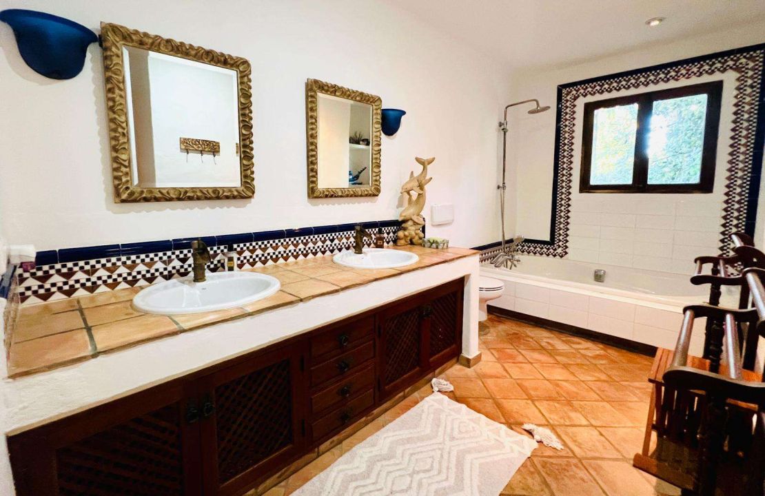 Villa exclusiva en Bonaire – gran piscina, jardín tropical, vistas parciales al mar y parcela adicional edificable