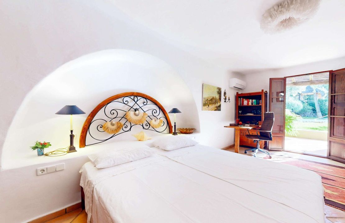 Dream villa in Bonaire Alcudia with pool, garage and partial sea views for sale with optional plots